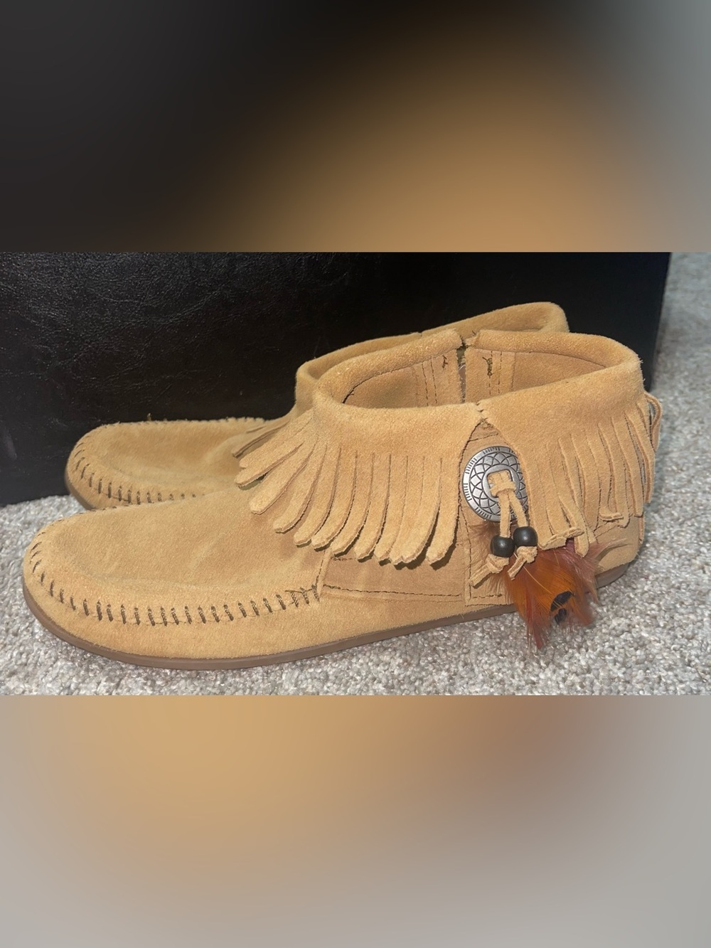 Minnetonka women’s 10 Concho Feather boot moccasin suede fringe tan